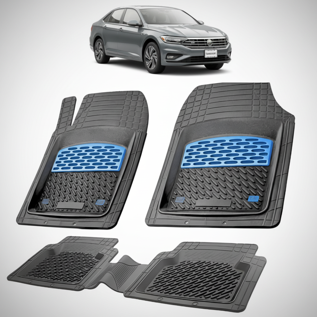 set de covorase din cauciuc negre cu accente albastre cu un volkswagen jetta 7 sedan gri inchis in fundal