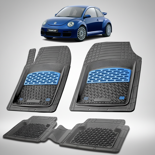 set de covorase din cauciuc negre cu accente albastre cu un volkswagen new beetle albastru in fundal