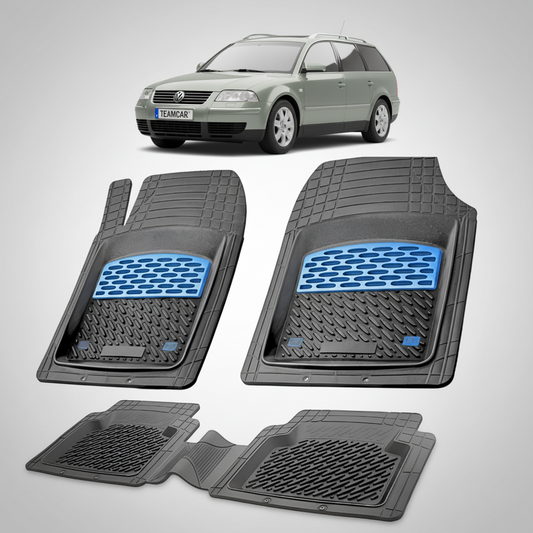 set de covorase din cauciuc negre cu accente albastre cu un volkswagen passat b5 variant gri verzui in fundal