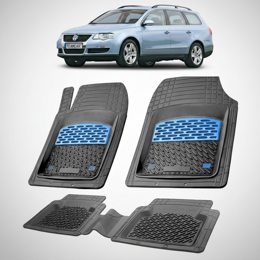set de covorase din cauciuc negre cu accente albastre cu un Volkswagen passat b6 variant break albastru deschis in fundal