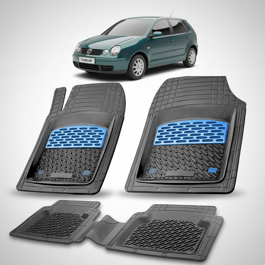 set de covorase din cauciuc negre cu accente albastre cu un volkswagen polo 4 hatchback verde inchis in fundal