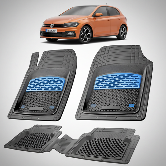 set de covorase din cauciuc negre cu accente albastre cu un volkswagen polo 6 hatchback portocaliu in fundal