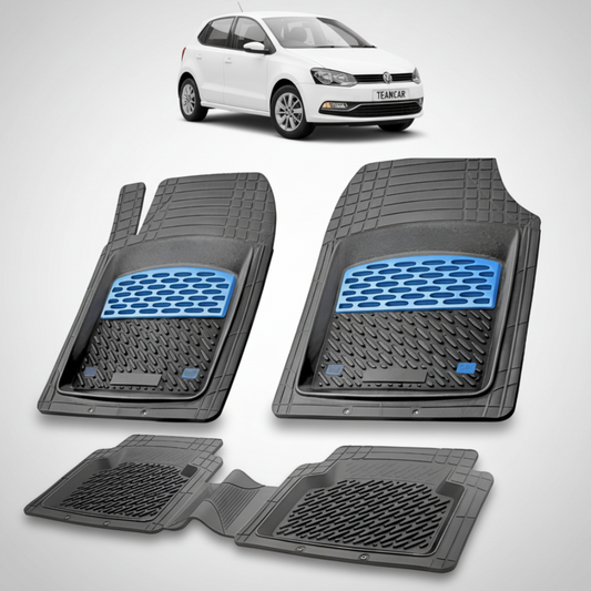 set de covorase din cauciuc negre cu accente albastre cu un volkswagen polo v hatchback alb in fundal