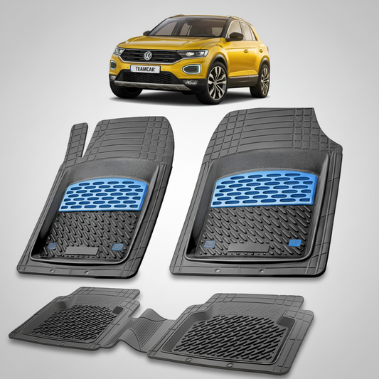 set de covorase din cauciuc negre cu accente albastre cu un volkswagen t-roc a11 suv auriu in fundal