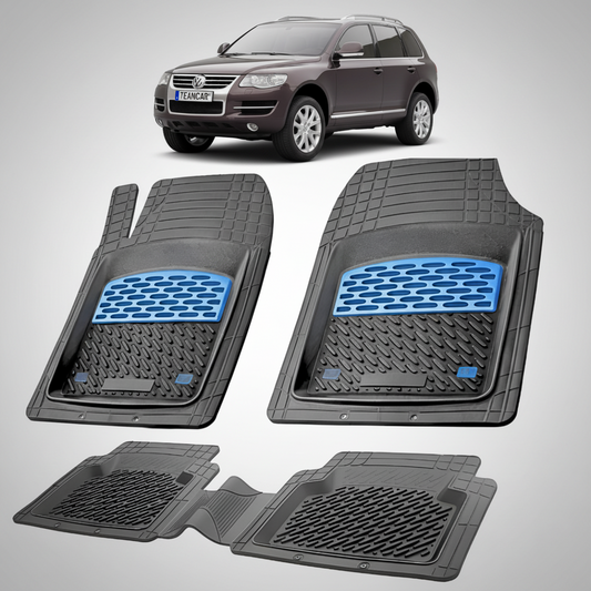 set de covorase din cauciuc negre cu accente albastre cu un Volkswagen Touareg I maro inchis in fundal