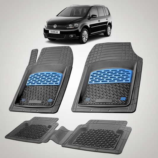 set de covorase din cauciuc negre cu accente albastre cu un volkswagen touran 1t mpv negru in fundal