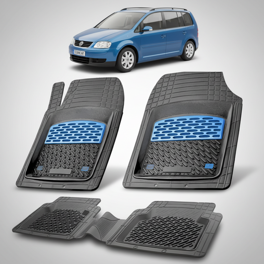 set de covorase din cauciuc negre cu accente albastre cu un volkswagen touran I albastru in fundal