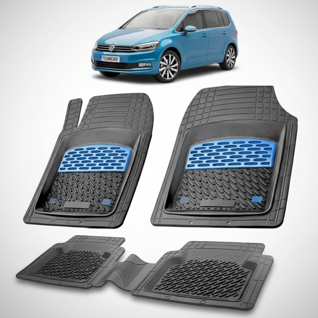 set de covorase din cauciuc negre cu accente albastre cu un Volkswagen touran ii albastru in fundal