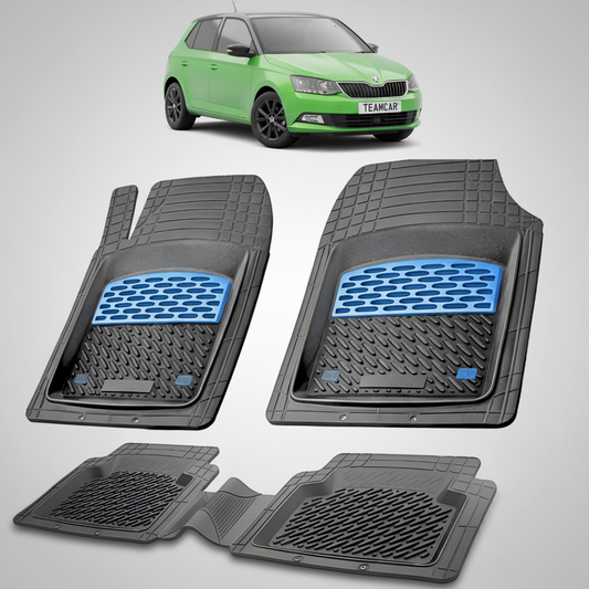 set de covorase din cauciuc negre cu accente albastre cu o skoda fabia iii hatchback verde in fundal