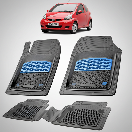 set de covorase din cauciuc negre cu accente albastre cu o toyota aygo ab10 hatchback rosie in fundal