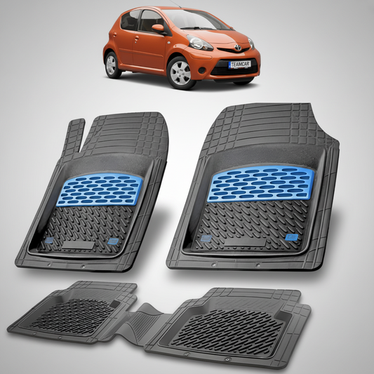 set de covorase din cauciuc negre cu accente albastre cu o toyota aygo ab10 hatchback portocalie in fundal