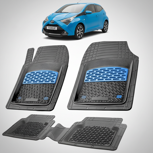 set de covorase din cauciuc negre cu accente albastre cu o toyota aygo ab40 hatchback albastra in fundal