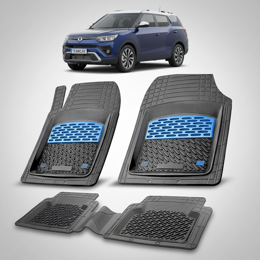 Set de covorase negre din cauciuc pentru ssangyong tivoli grand cu un suv ssangyong tivoli grand albastru in fundal pentru vizualizare compatibilitate.