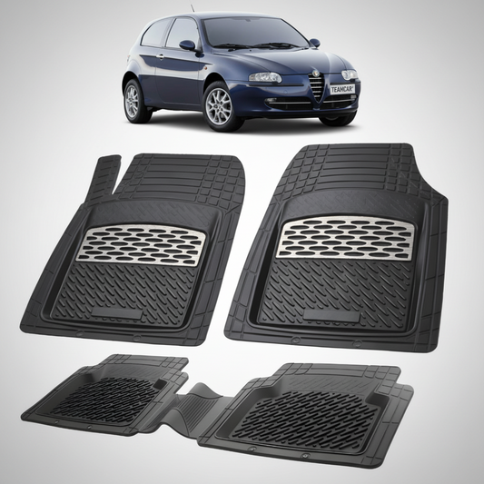 set de covorase din cauciuc negre cu accente gri cu o alfa romeo 147 albastra in fundal