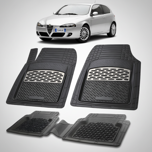 set de covorase din cauciuc negre cu accente gri cu o alfa romeo 147 hatchback argintiu in fundal