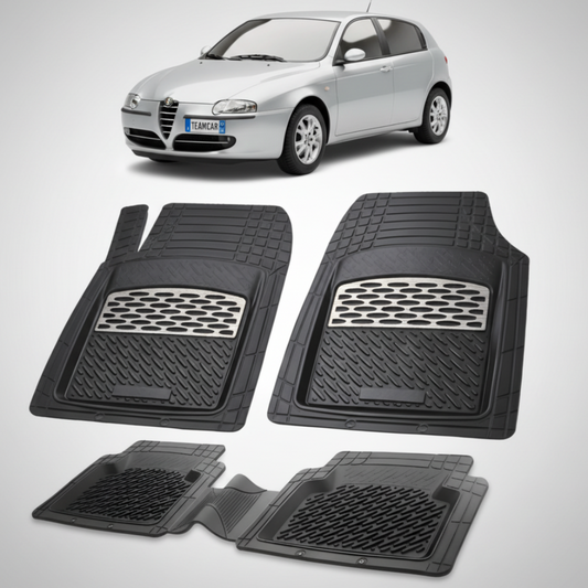 set de covorase din cauciuc negre cu accente gri cu o alfa romeo 147 hatchback argintiu in fundal