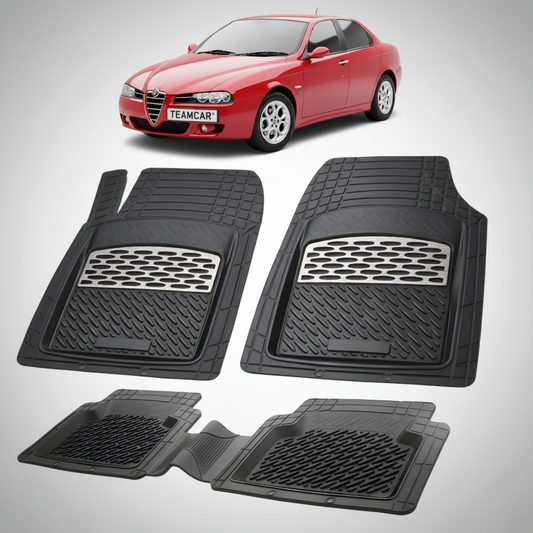 set de covorase din cauciuc negre cu accente gri cu o alfa romeo 156 rosie in fundal