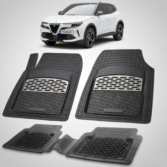 set de covorase din cauciuc negre cu accente gri cu o alfa romeo junior suv alb in fundal