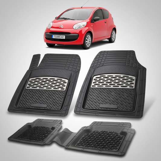 set de covorase din cauciuc negre cu accente gri cu un citroen c1 hatchback pre-facelift rosu in fundal
