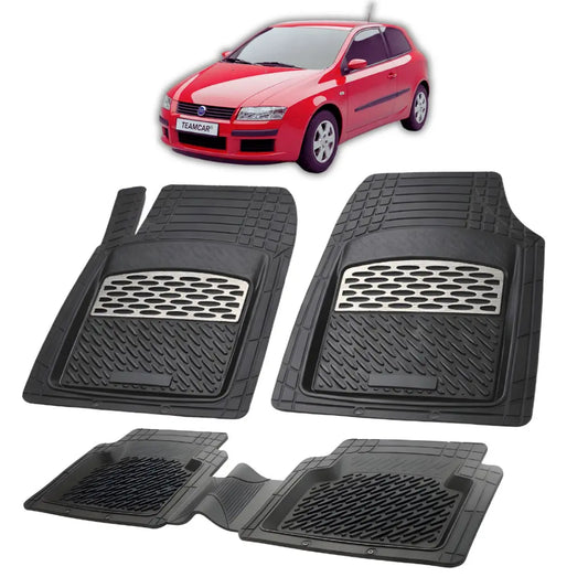 set de covorase din cauciuc negre cu accente gri cu un fiat stilo hatchback facelift 3 usi rosu in fundal