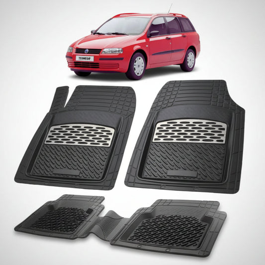 set de covorase din cauciuc negre cu accente gri cu un fiat stilo station wagon rosu in fundal