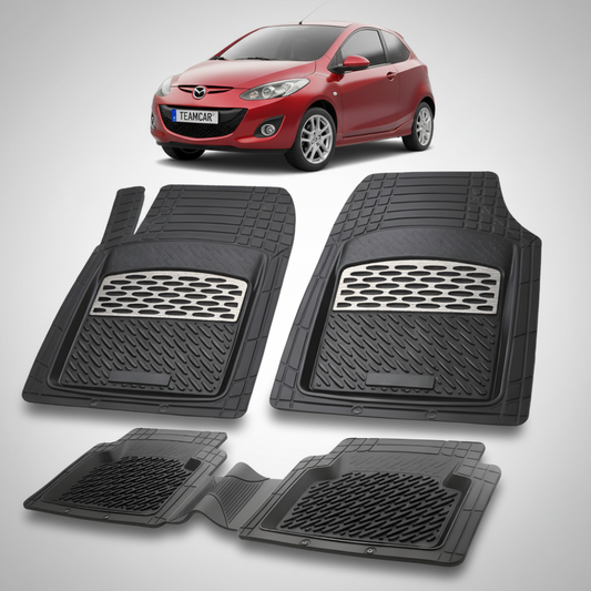 set de covorase din cauciuc negre cu accente gri cu o mazda 2 de facelift hatchback 3 usi rosie in fundal
