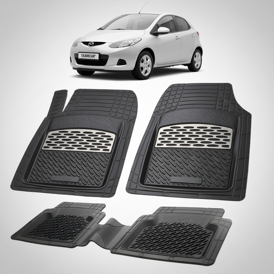 set de covorase din cauciuc negre cu accente gri cu o mazda 2 de hatchback 5 usi argintiu in fundal