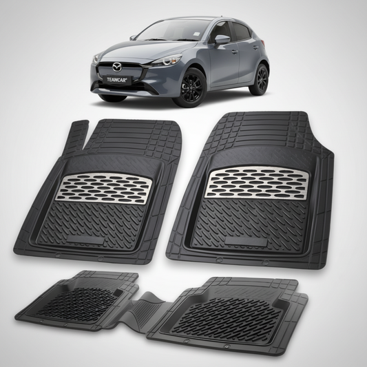set de covorase din cauciuc negre cu accente gri cu o mazda 2 dj facelift 2 hatchback 5 usi gri inchis in fundal