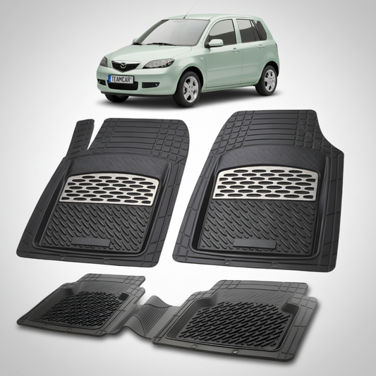 set de covorase din cauciuc negre cu accente gri cu o mazda 2 dy hatchback 5 usi verde deschis in fundal