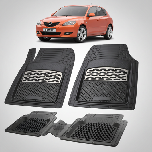 set de covorase din cauciuc negre cu accente gri cu o mazda 3 bk hatchback portocaliu metalizat in fundal