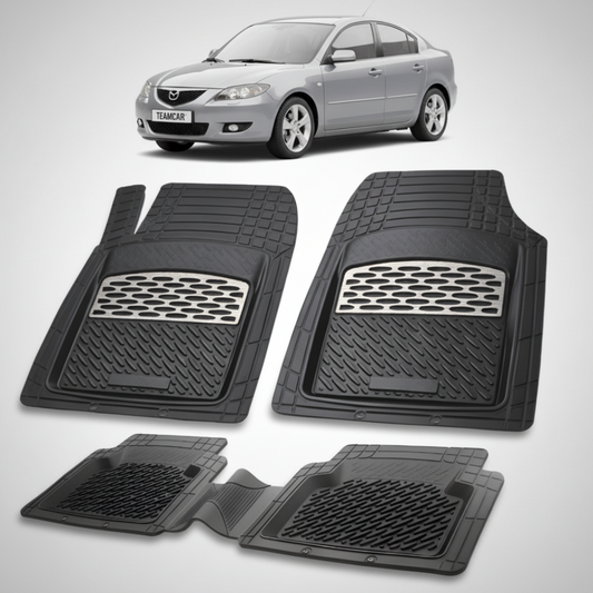 set de covorase din cauciuc negre cu accente gri cu o mazda 3 bk sedan gri deschis in fundal