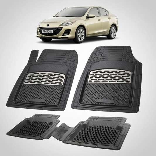set de covorase din cauciuc negre cu accente gri cu o mazda 3 bl sedan auriu in fundal