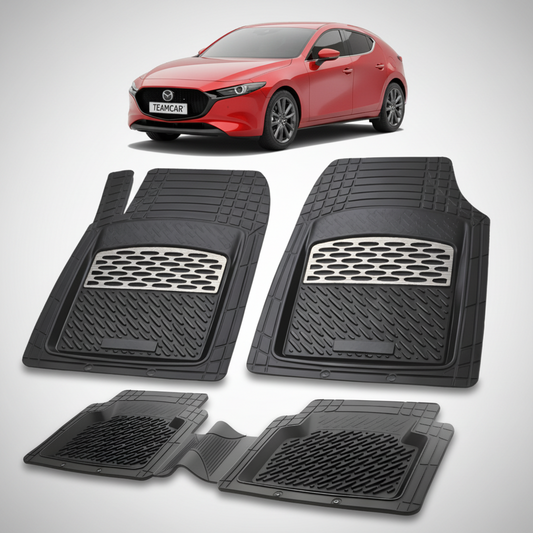 set de covorase din cauciuc negre cu accente gri cu o mazda 3 bp hatchback rosu in fundal