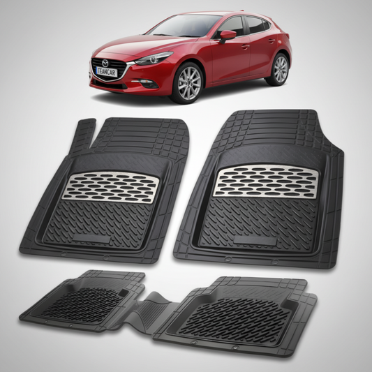 set de covorase din cauciuc negre cu accente gri cu o mazda 3 generatia III rosie in fundal