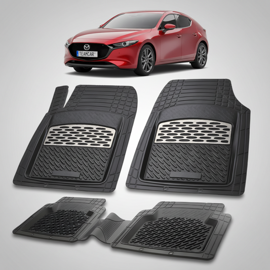 set de covorase din cauciuc negre cu accente gri cu o mazda 3 generatia IV rosie in fundal