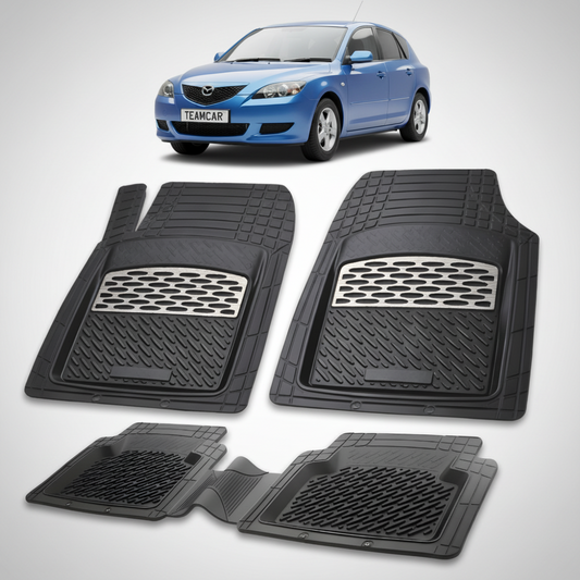 set de covorase din cauciuc negre cu accente gri cu o mazda 3 generatia I albastra in fundal