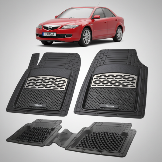 set de covorase din cauciuc negre cu accente gri cu o mazda 6 gg/gy sedan rosu in fundal