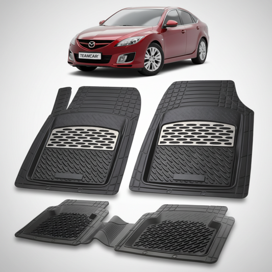 set de covorase din cauciuc negre cu accente gri cu o mazda 6 gh sedan rosu in fundal