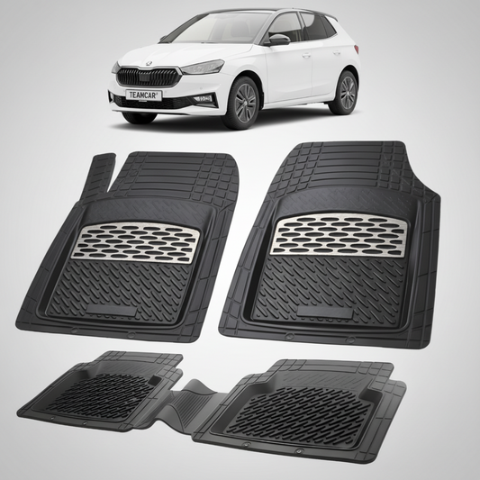 set de covorase din cauciuc negre cu accente gri cu o skoda fabia iv hatchback alba in fundal