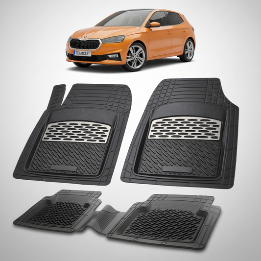 set de covorase din cauciuc negre cu accente gri cu o skoda fabia iv hatchback portocalie in fundal