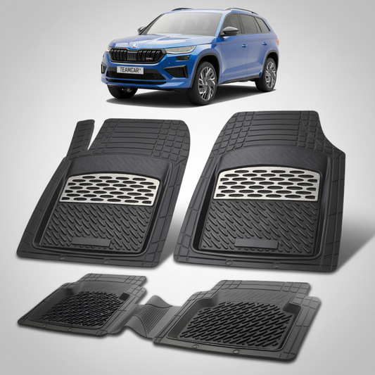 set de covorase din cauciuc negre cu accente gri cu o skoda kodiaq facelift albastra in fundal