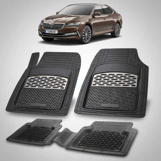 set de covorase din cauciuc negre cu accente gri cu o skoda superb iii liftback facelift maro in fundal