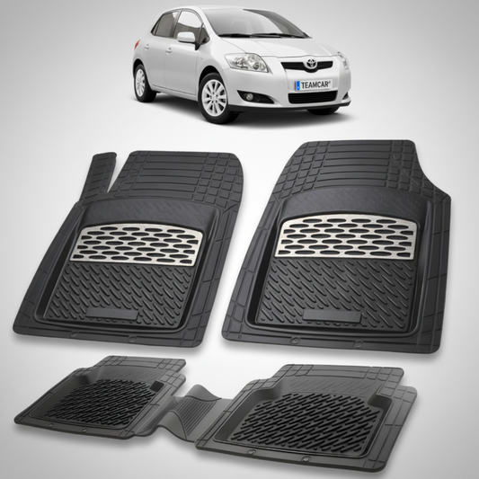 set de covorase din cauciuc negre cu accente gri cu o toyota auris e150 hatchback argintie in fundal