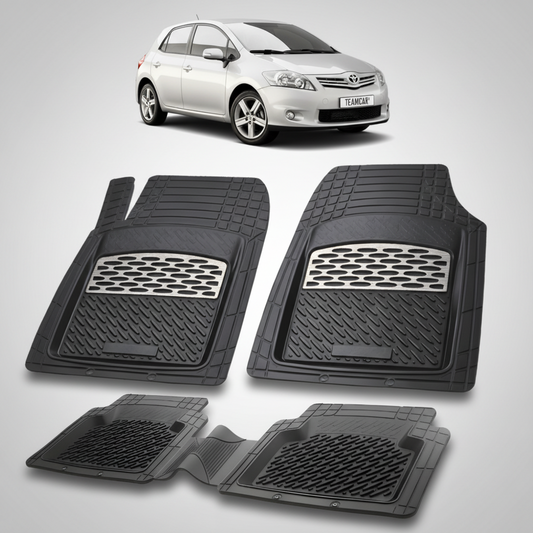 set de covorase din cauciuc negre cu accente gri cu o toyota auris e150 hatchback argintie in fundal