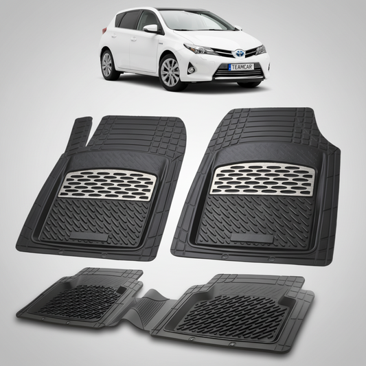 set de covorase din cauciuc negre cu accente gri cu o toyota auris e180 hatchback alba in fundal