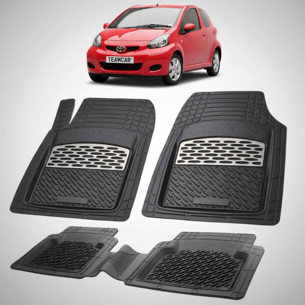 set de covorase din cauciuc negre cu accente gri cu o toyota aygo ab10 hatchback rosie in fundal