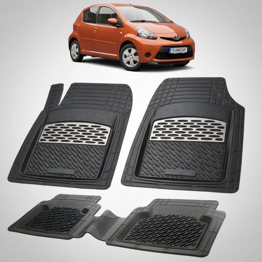 set de covorase din cauciuc negre cu accente gri cu o toyota aygo ab10 hatchback portocalie in fundal