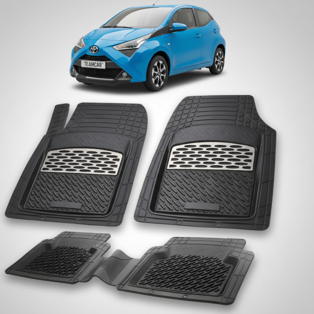 set de covorase din cauciuc negre cu accente gri cu o toyota aygo ab40 hatchback albastra in fundal