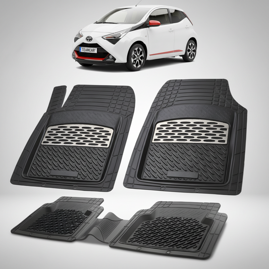 set de covorase din cauciuc negre cu accente gri cu o toyota aygo ab40 hatchback alba in fundal