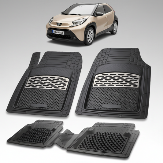 set de covorase din cauciuc negre cu accente gri cu o toyota aygo ab70 crossover maro  in fundal